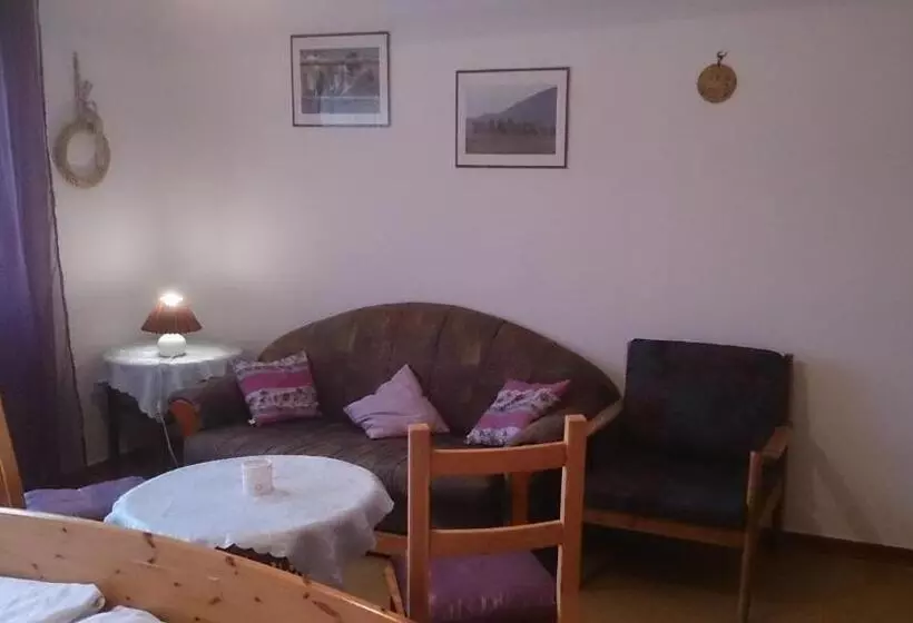 Majatalo Gästehaus Burgwald Trekking