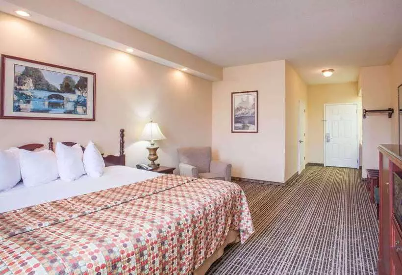 هتل Howard Johnson By Wyndham Jackson