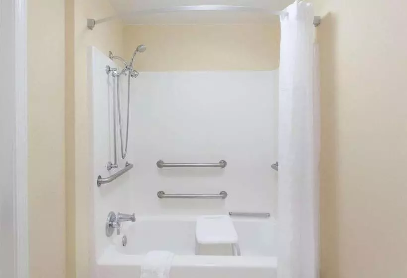 هتل Howard Johnson By Wyndham Jackson