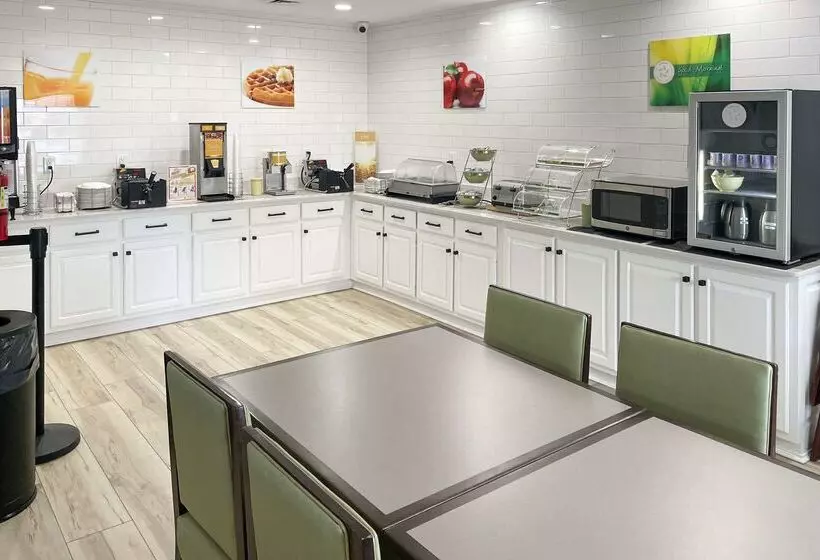 בית מלון כפרי Quality Inn