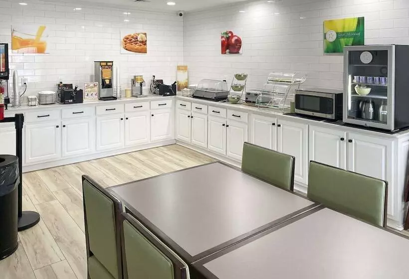 בית מלון כפרי Quality Inn