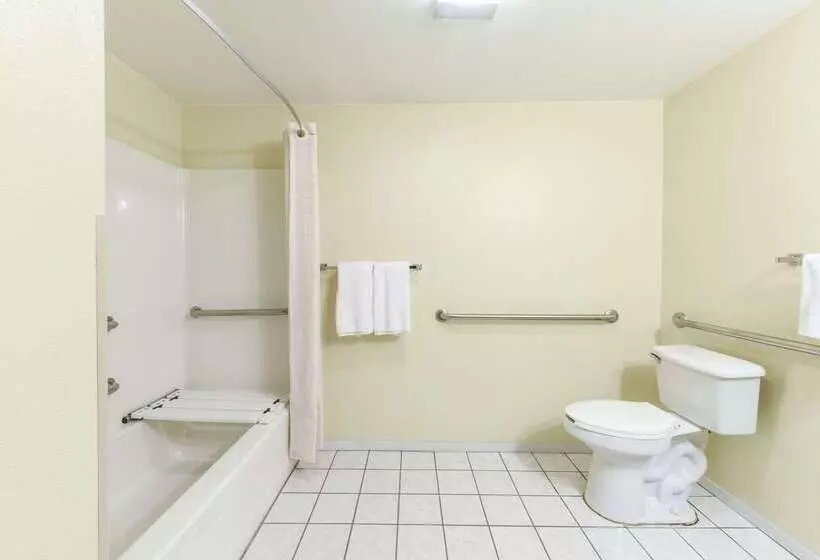 בית מלון כפרי Super 8 By Wyndham Burleson Fort Worth Area