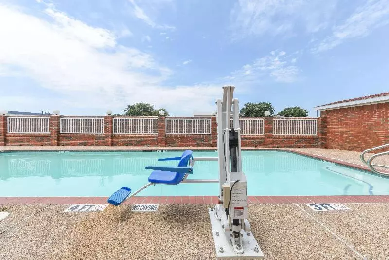 בית מלון כפרי Super 8 By Wyndham Burleson Fort Worth Area