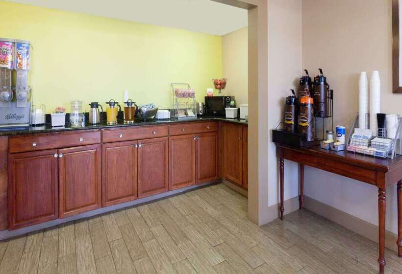 فندق Super 8 By Wyndham Clarksville Northeast