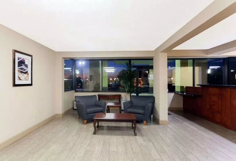 בית מלון כפרי Super 8 By Wyndham Clarksville Northeast