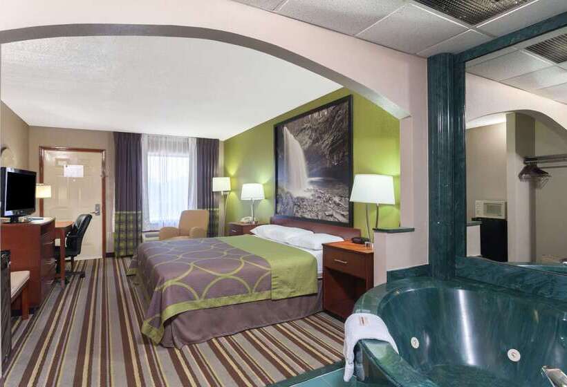 فندق Super 8 By Wyndham Clarksville Northeast