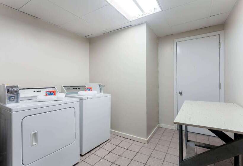 فندق Super 8 By Wyndham Clarksville Northeast