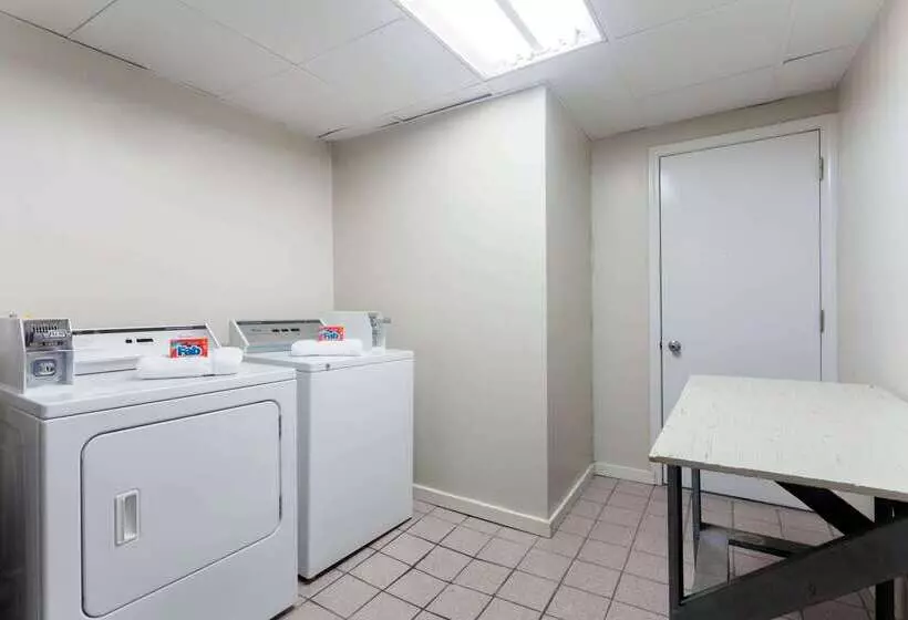 בית מלון כפרי Super 8 By Wyndham Clarksville Northeast