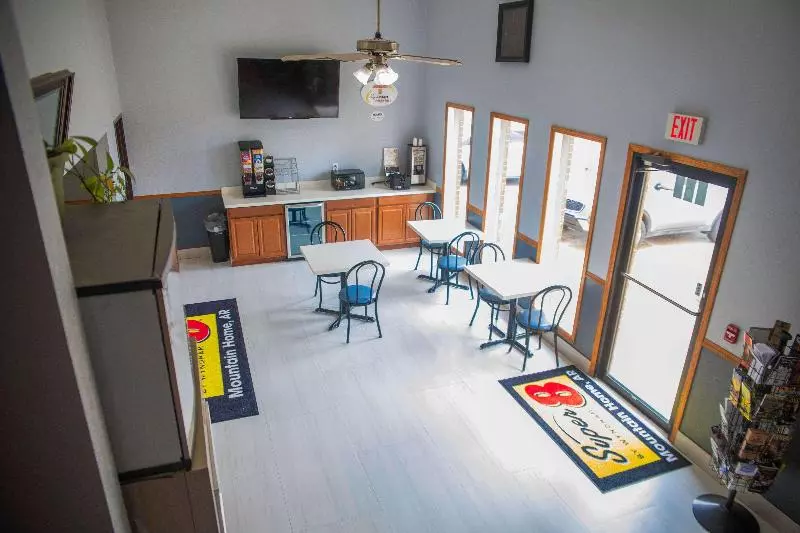 هتل Super 8 By Wyndham Mountain Home