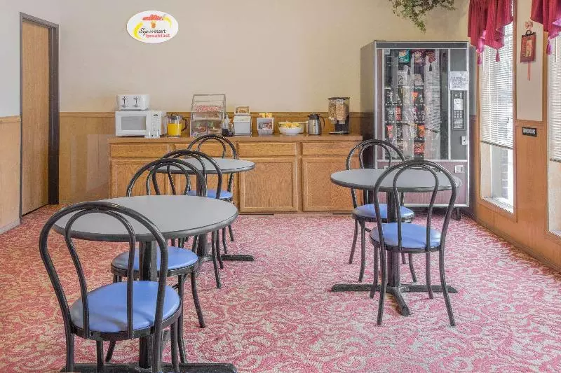 هتل Super 8 By Wyndham Mountain Home