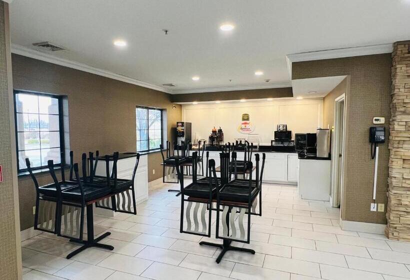 فندق Super 8 By Wyndham South Bend