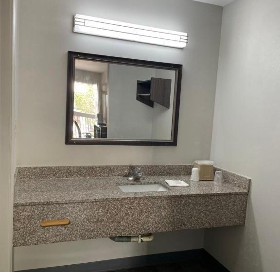 فندق على الطريق Griffin Inn & Suites