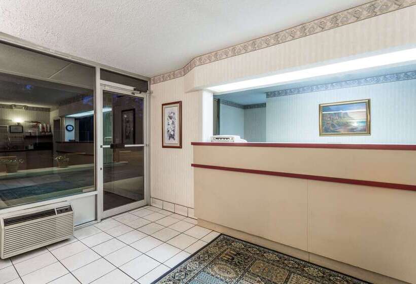 Motel Super 8 By Wyndham Commerce