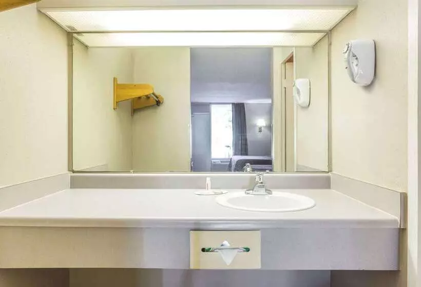 Мотель Super 8 By Wyndham Commerce