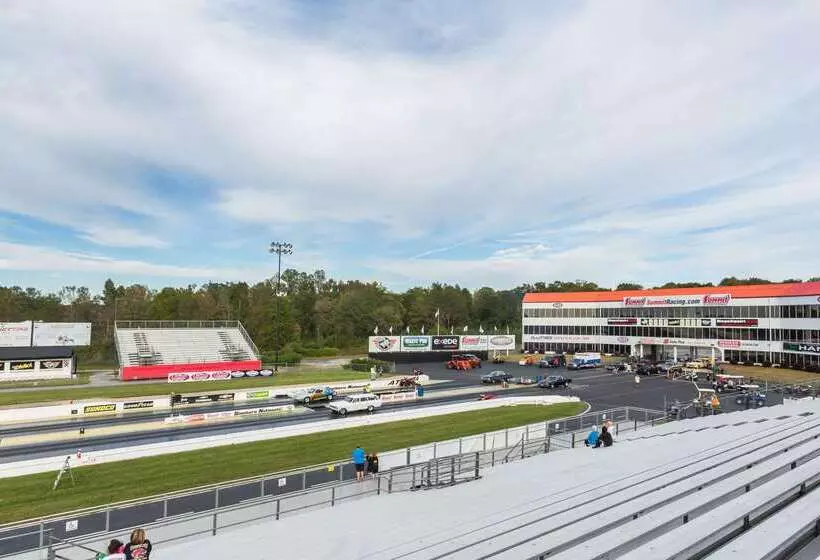 Мотель Super 8 By Wyndham Commerce