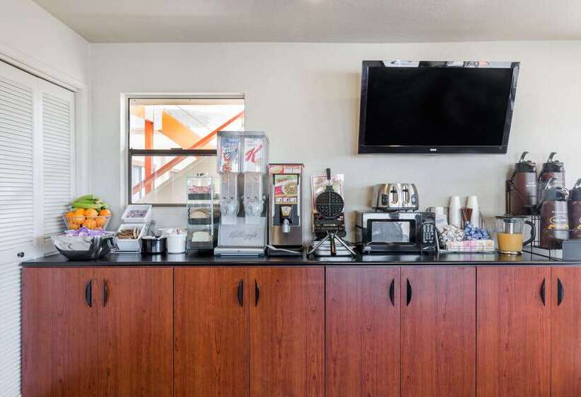 فندق على الطريق Super 8 By Wyndham Fort Bragg