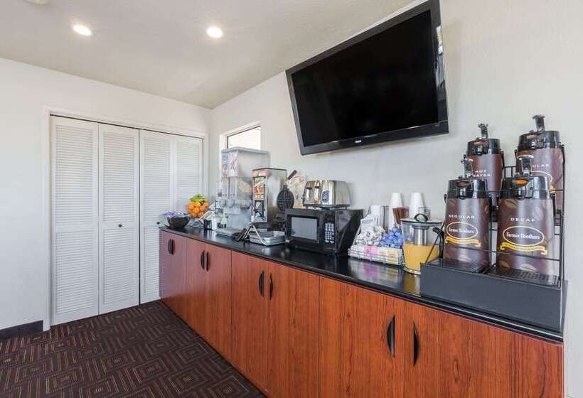 فندق على الطريق Super 8 By Wyndham Fort Bragg