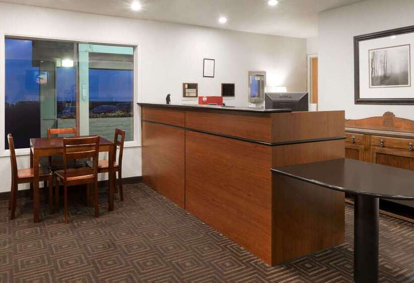 فندق على الطريق Super 8 By Wyndham Fort Bragg