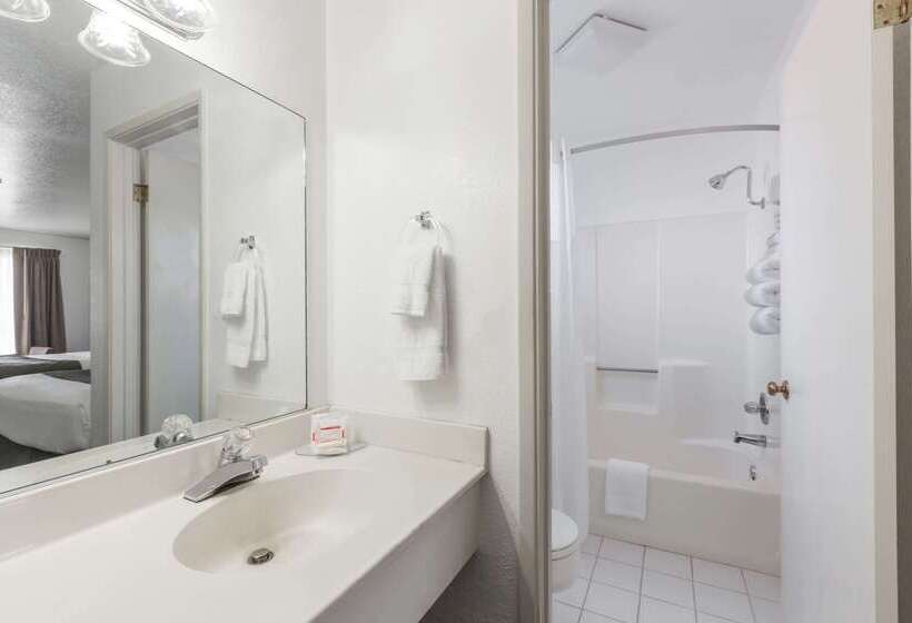 فندق على الطريق Super 8 By Wyndham Fort Bragg