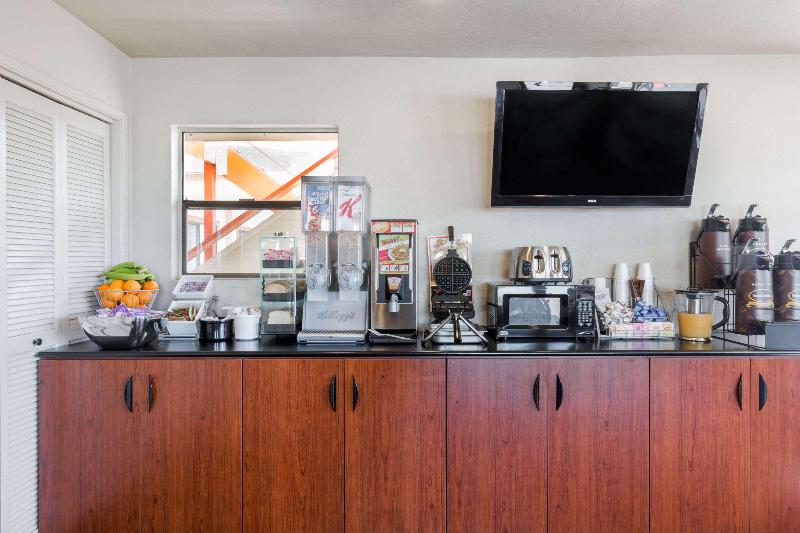 فندق على الطريق Super 8 By Wyndham Fort Bragg