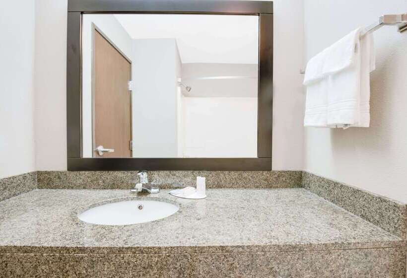 فندق على الطريق Super 8 By Wyndham Monett