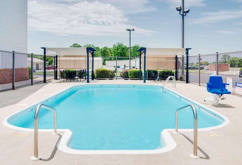 فندق على الطريق Super 8 By Wyndham Monett