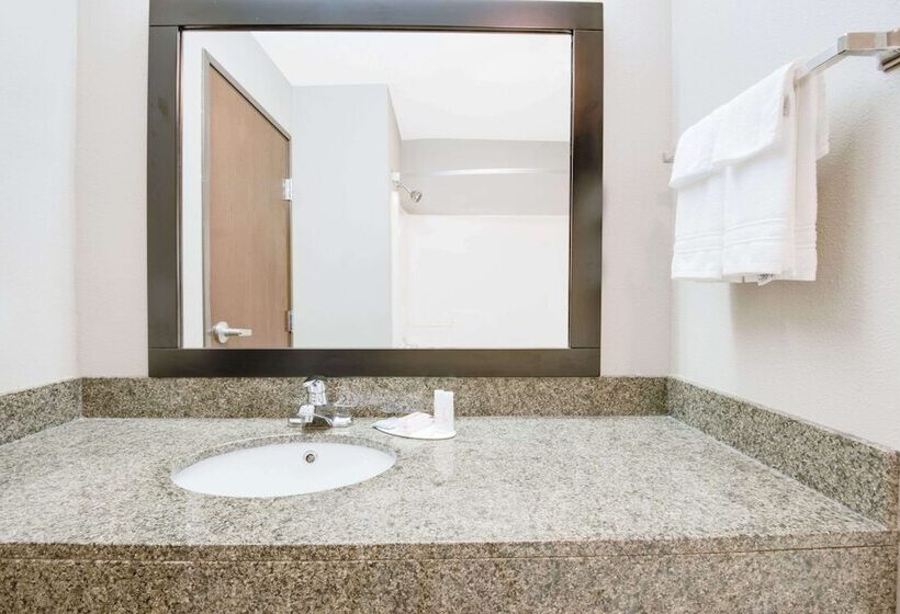 فندق على الطريق Super 8 By Wyndham Monett