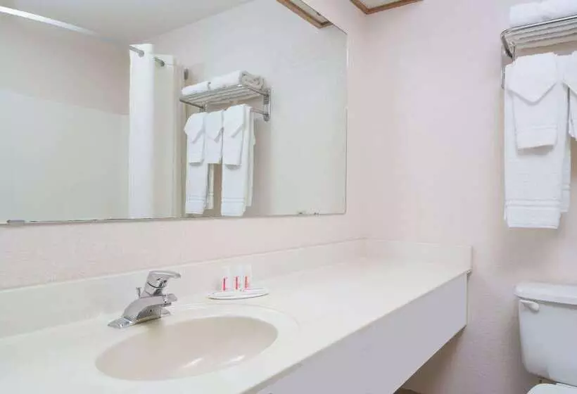 فندق على الطريق Super 8 By Wyndham Sheldon