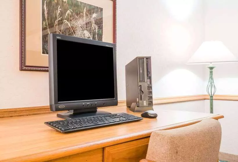 فندق على الطريق Super 8 By Wyndham Sheldon