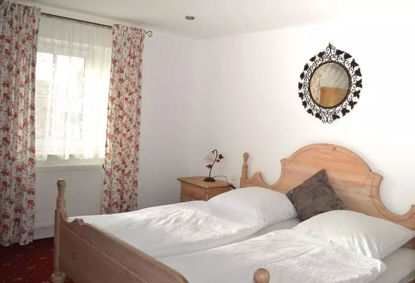 Hostelli Landhotel Rangau Gasthof & Brennerei