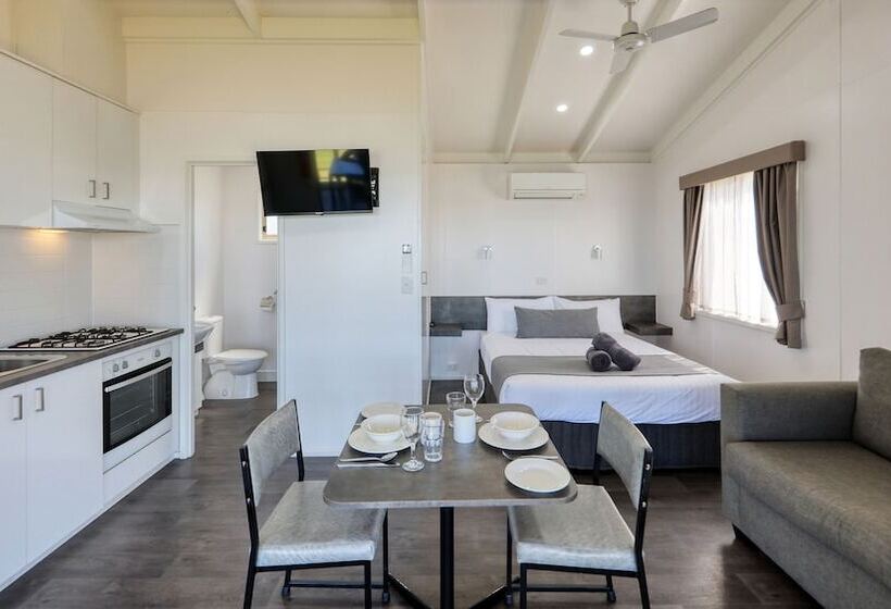 Отель Lake Boga Caravan Park