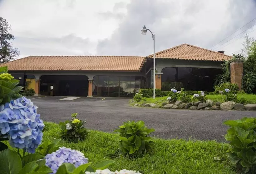 Hotelli Ananta Wellness & Retreat