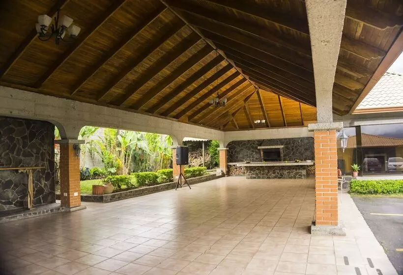 Hotelli Ananta Wellness & Retreat