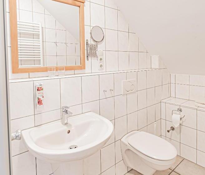 פנסיון Johannishof Weincafe & Gastehaus