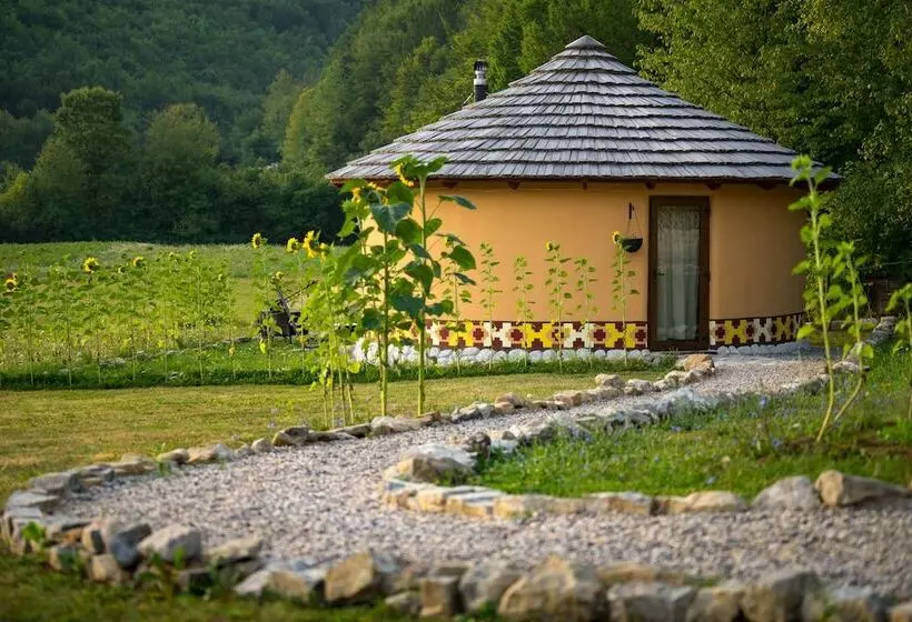 هتل روستایی Linden Tree Retreat & Ranch