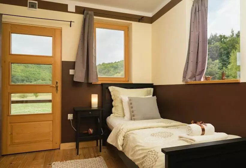 هتل روستایی Linden Tree Retreat & Ranch