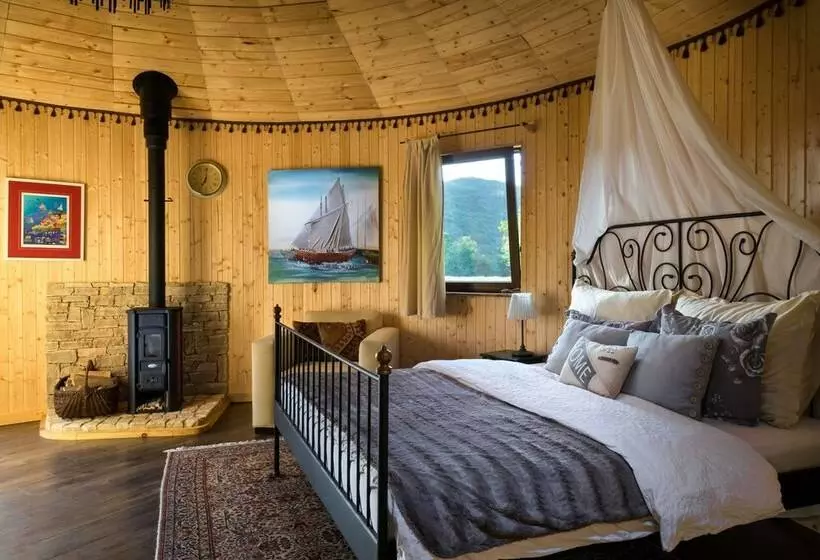 هتل روستایی Linden Tree Retreat & Ranch