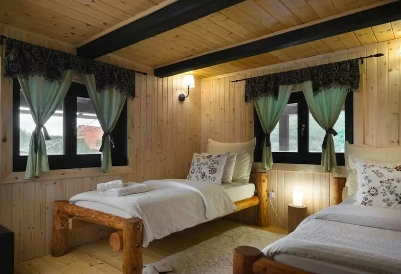 هتل روستایی Linden Tree Retreat & Ranch