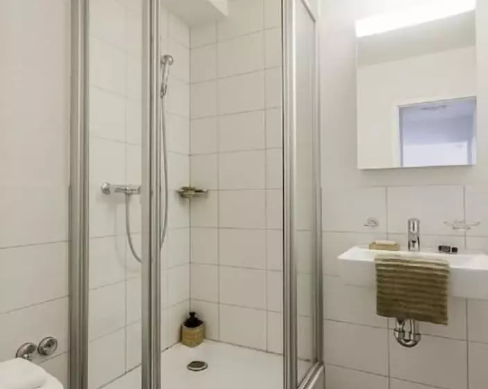 هتل Swiss Star Guesthouse Oerlikon