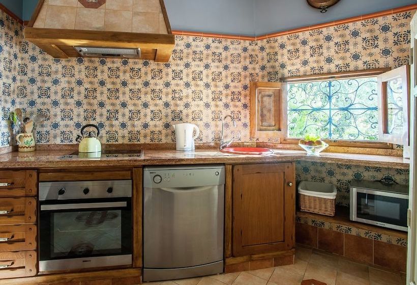 Comfortable Mansion In Rute With Jacuzzi