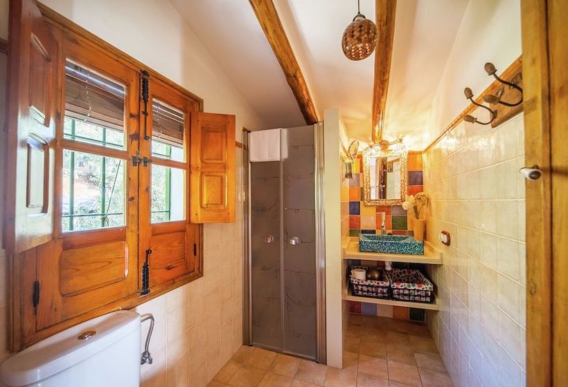 Comfortable Mansion In Rute With Jacuzzi