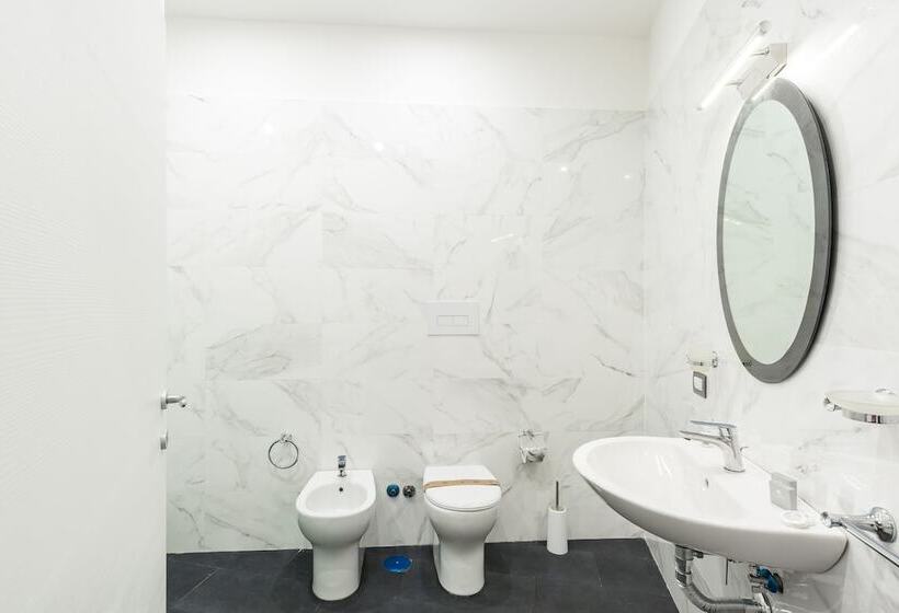 هتل Bella Napoli Suites