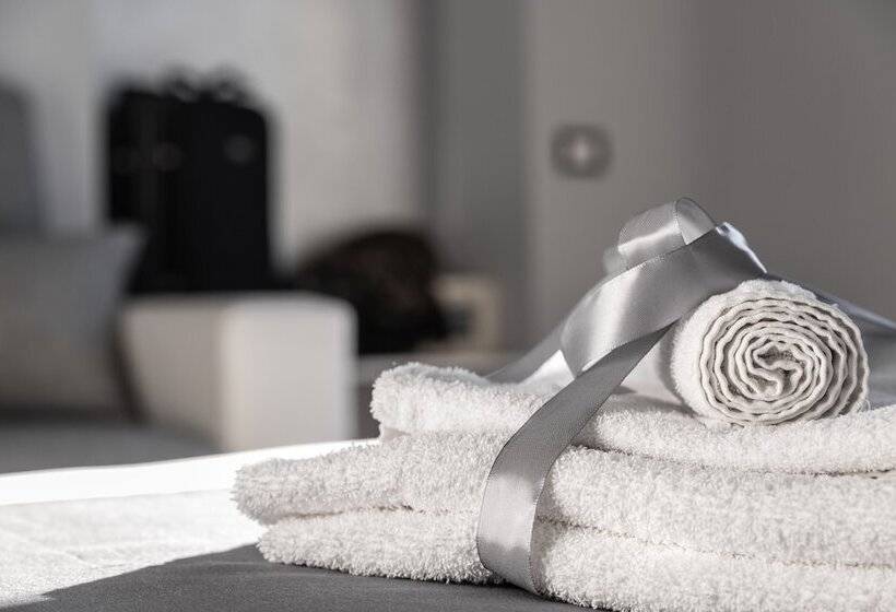 هتل Bella Napoli Suites