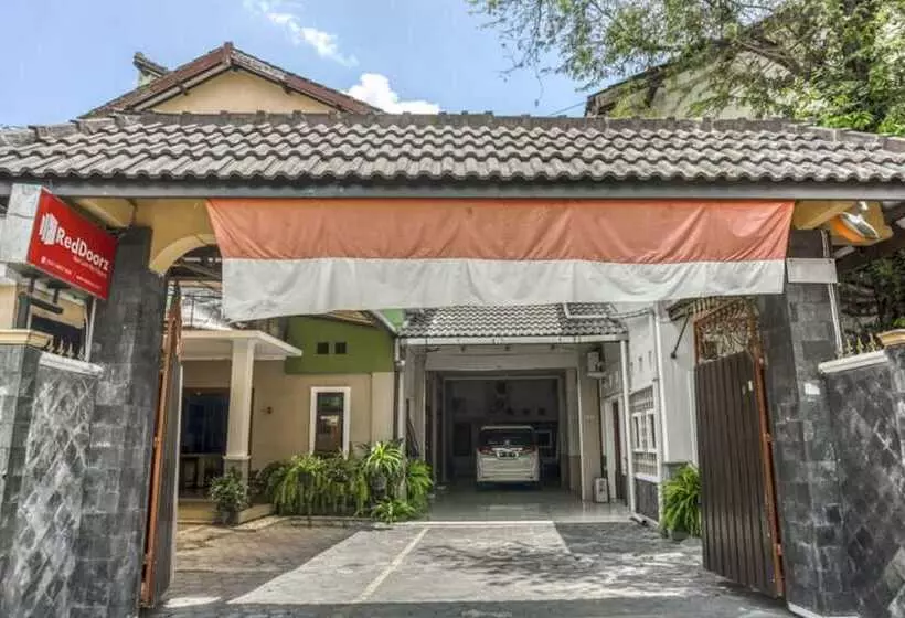 ペンション Reddoorz Syariah @ Raya Tajem Maguwo