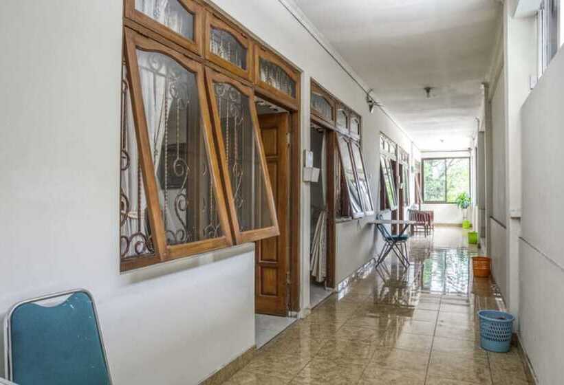 Pensjonat Reddoorz Syariah @ Raya Tajem Maguwo