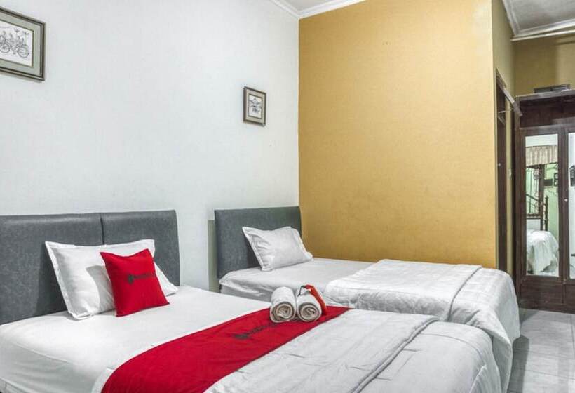 Pensjonat Reddoorz Syariah @ Raya Tajem Maguwo