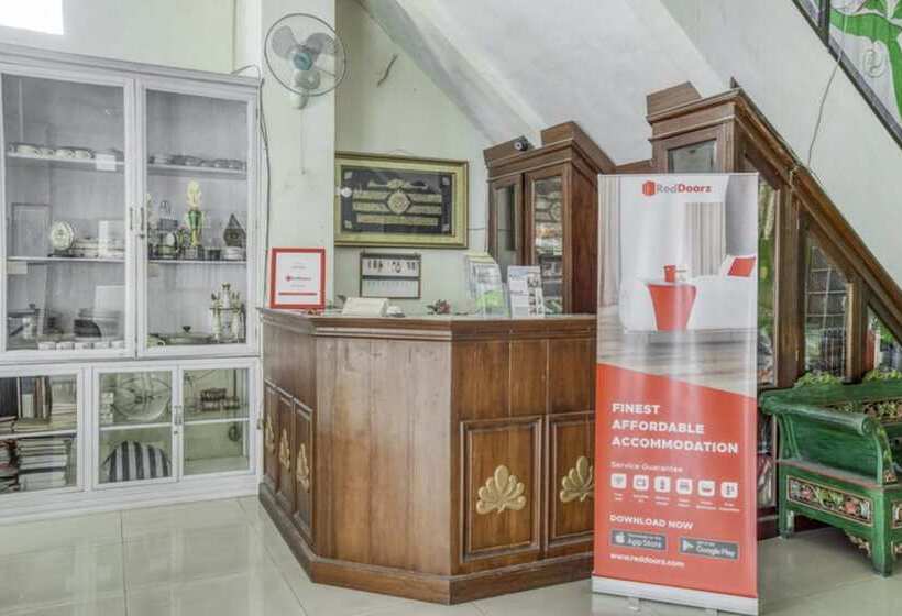 Pensjonat Reddoorz Syariah @ Raya Tajem Maguwo