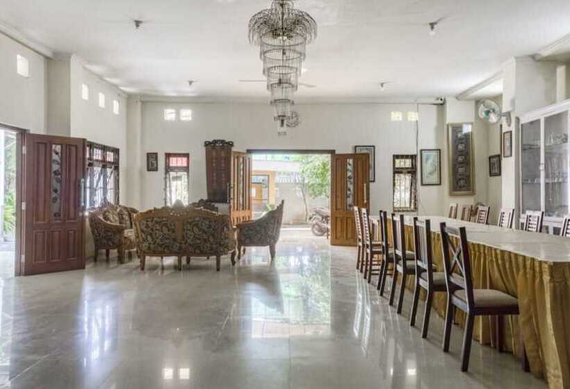 Pensjonat Reddoorz Syariah @ Raya Tajem Maguwo