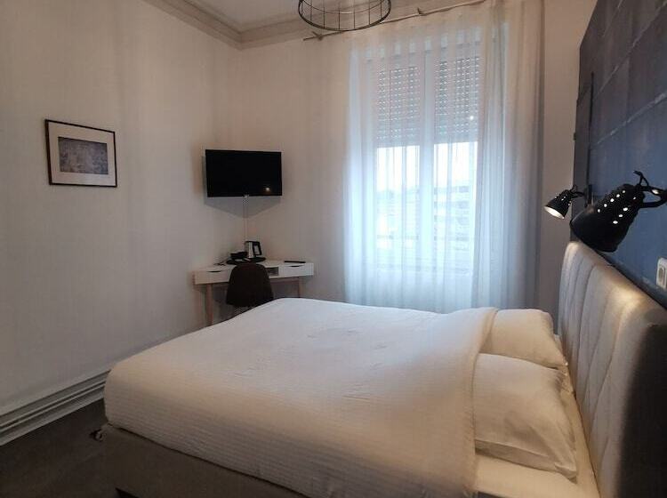 ペンション Colmar Suites