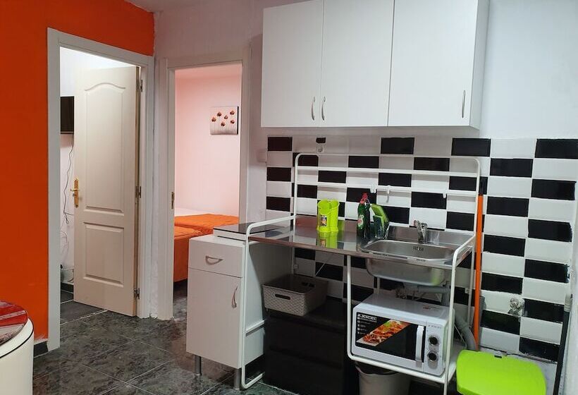 펜션 Low Cost Room Plaza de Hierro II